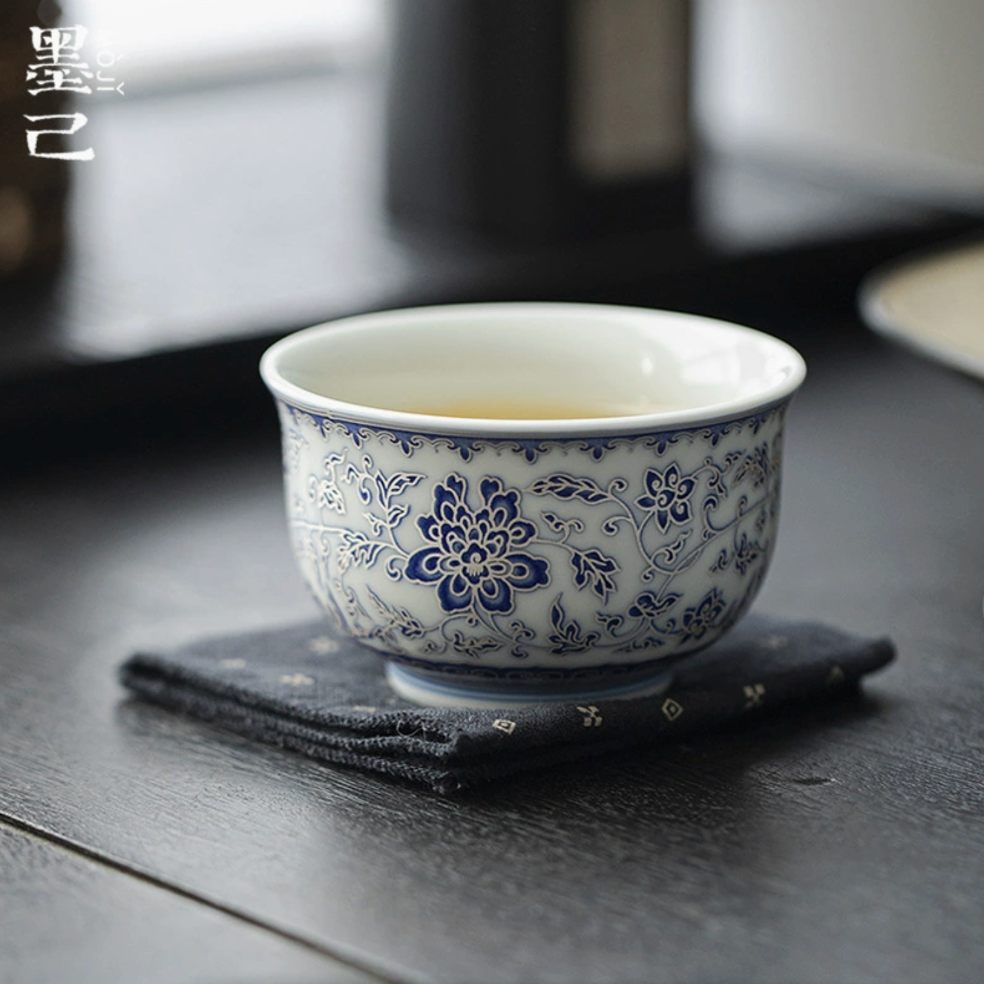 Qing Hua Lotus Vines Round Palm Tea Cup
