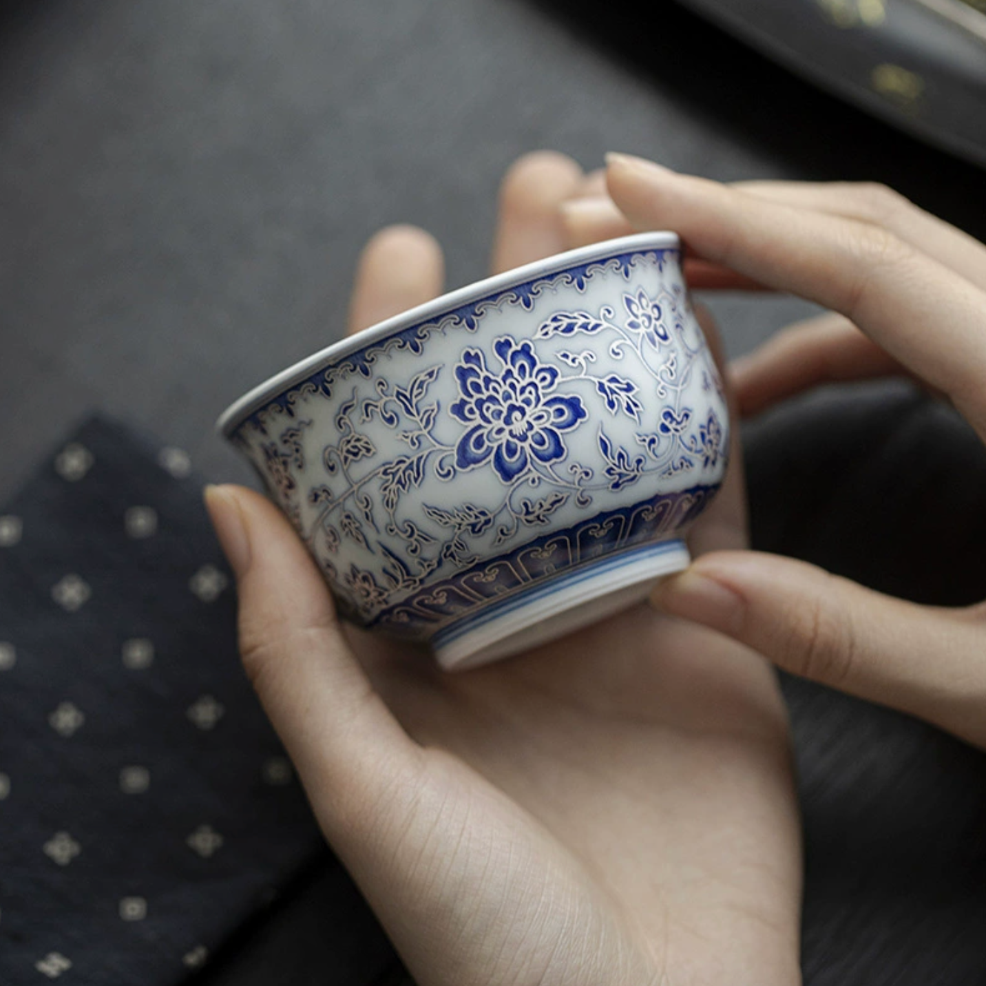 Qing Hua Lotus Vines Round Palm Tea Cup