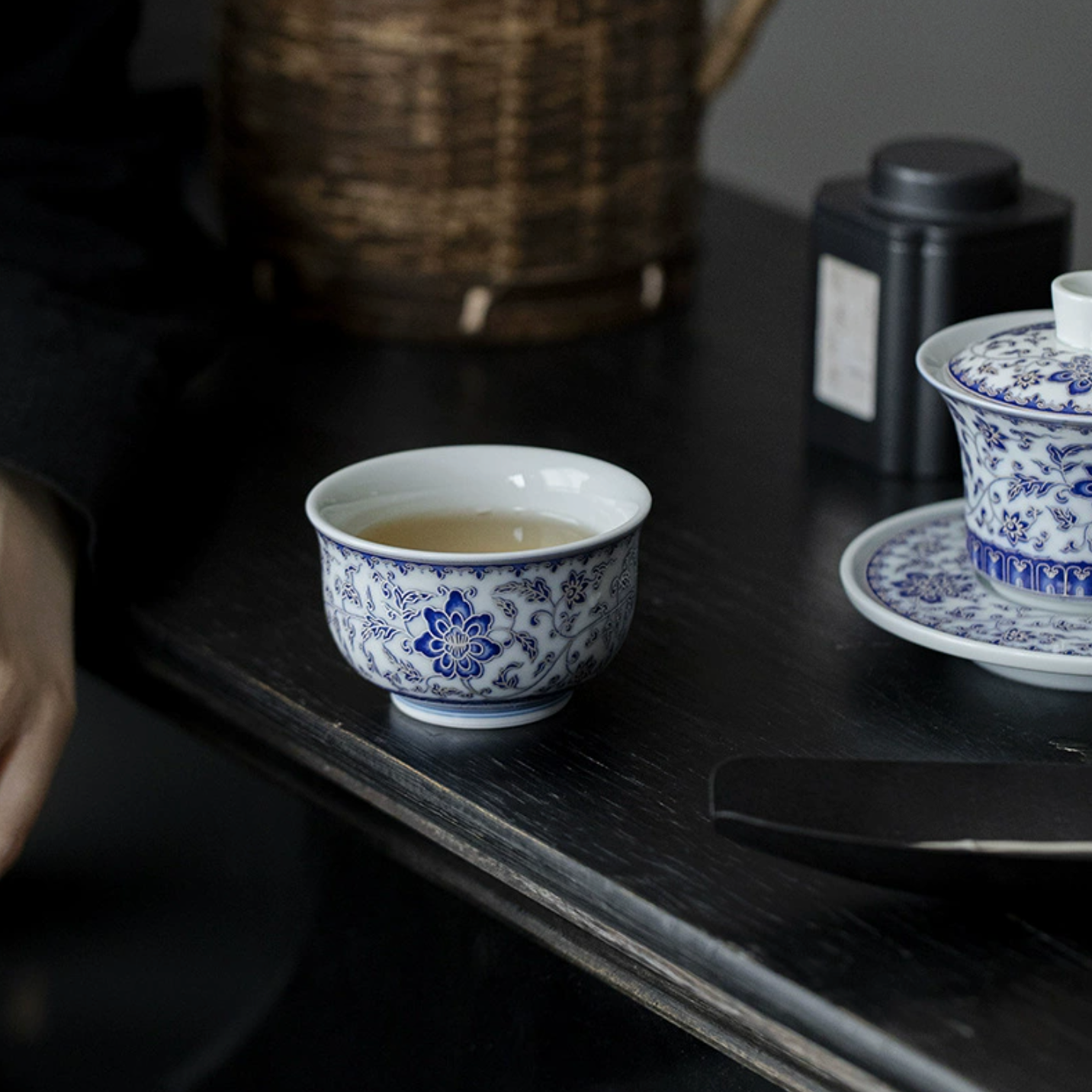Qing Hua Lotus Vines Round Palm Tea Cup