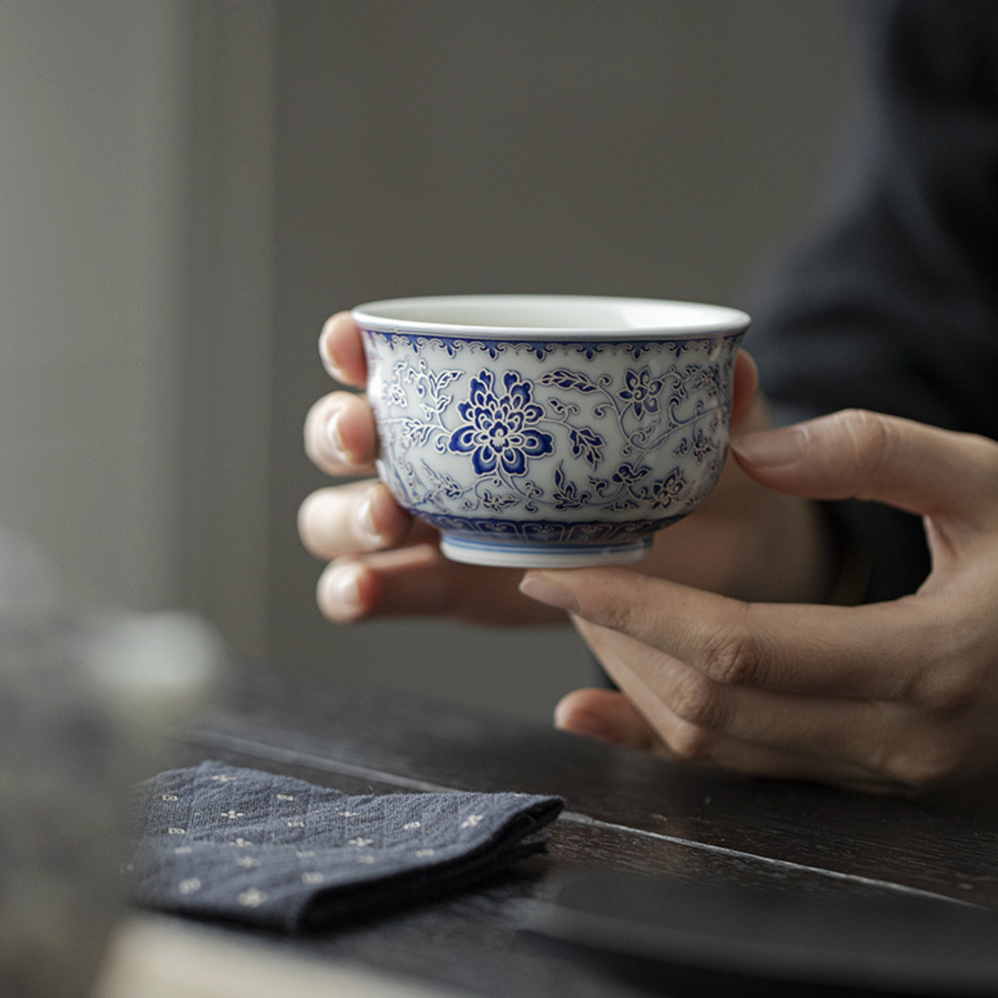 Qing Hua Lotus Vines Round Palm Tea Cup