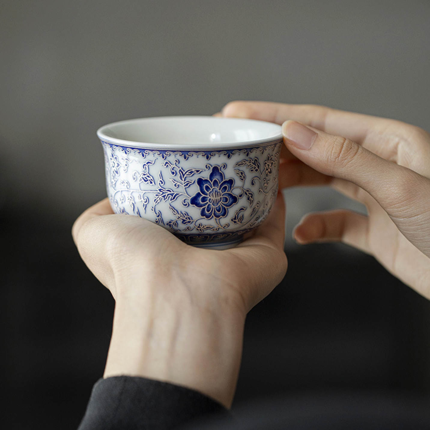Qing Hua Lotus Vines Round Palm Tea Cup