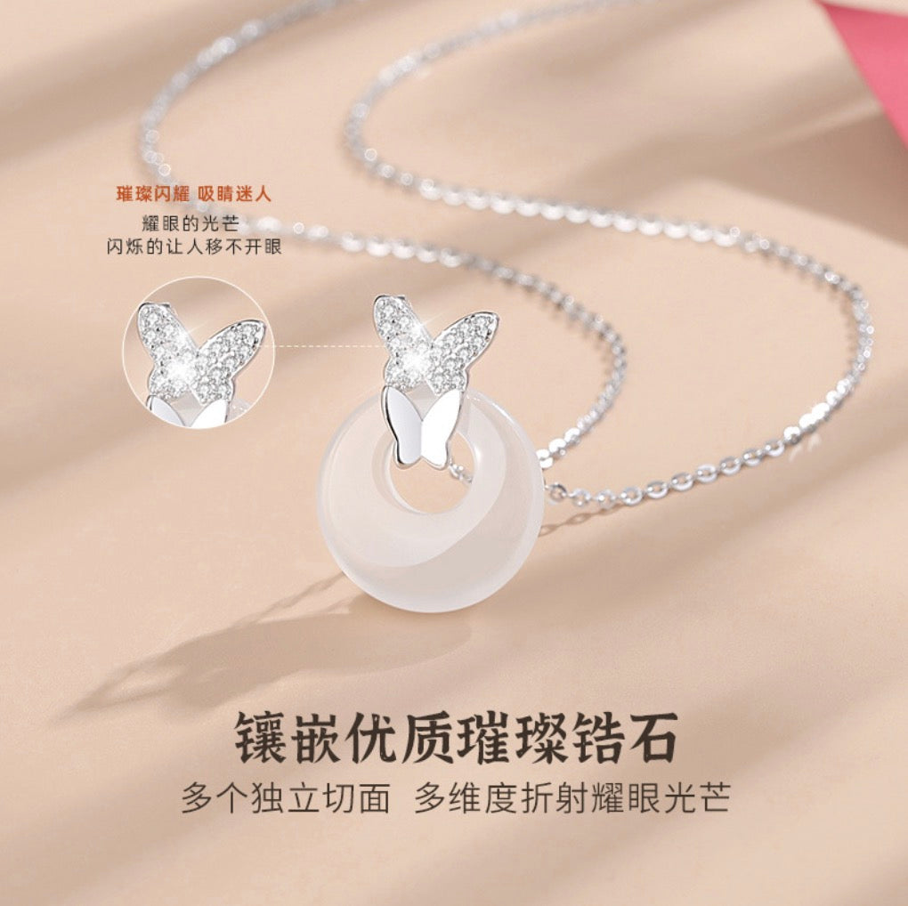 Ves Pendant Necklace