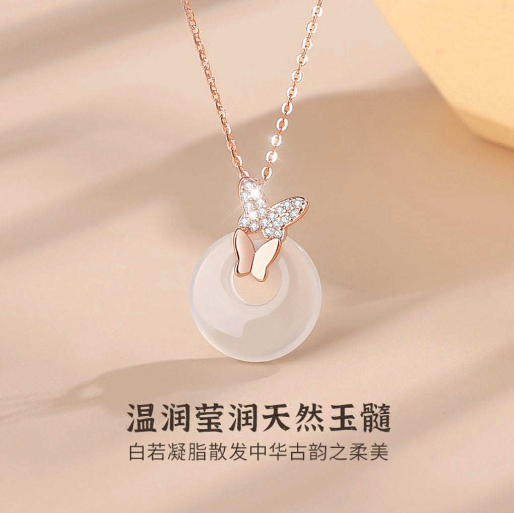 Ves Pendant Necklace